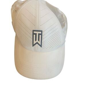 Nike Tiger Woods golf Hat Cap Yellow Dri-FIT Heritage86 Mens Golf dirts on back
